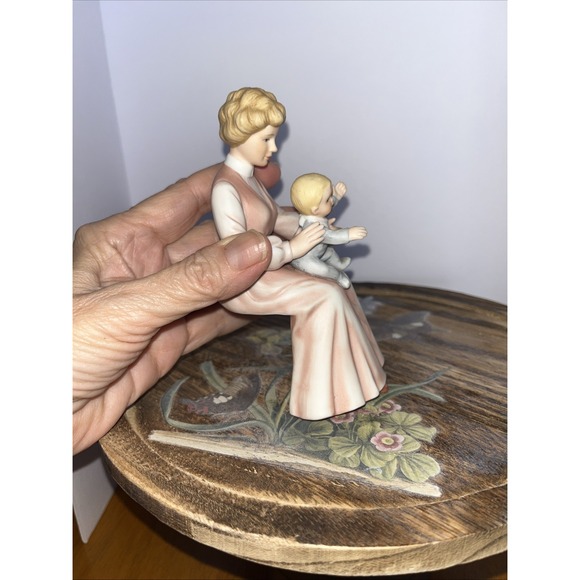 1983‎ Enesco Treasured Memories A Family  Thanksgiving Day Mom Holding Baby - Picture 7 of 8